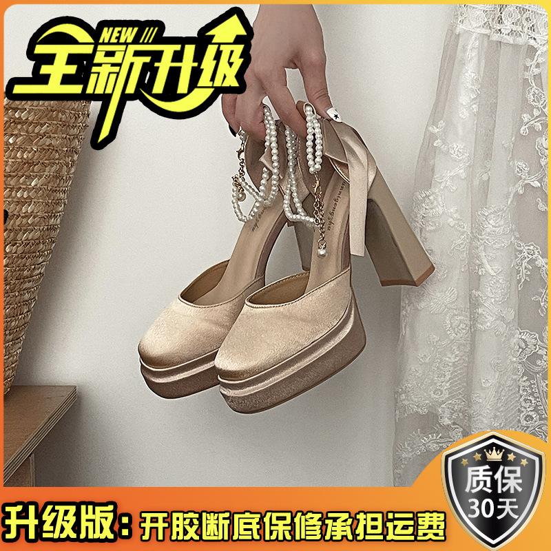 Båge temperament högklackar dam 2025 vår ny bär vattentät bord mode fransk superhög klack sandaler tidvatten