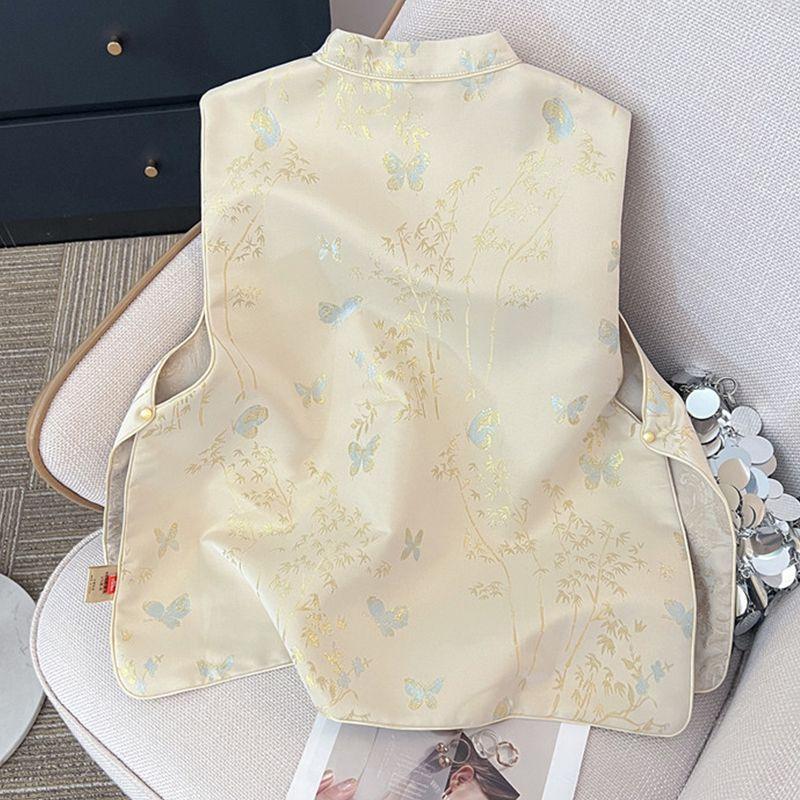 The new vest in early spring wears a delicate vest and a vest top.