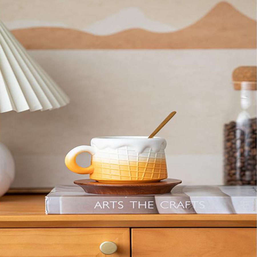 Ice cream cup with a spoon, 260ml capacity.