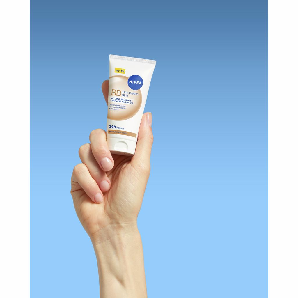 935380 Nivea Bb 5In1 Day Cream Spf 15 24H Hydration, Light Shade 50