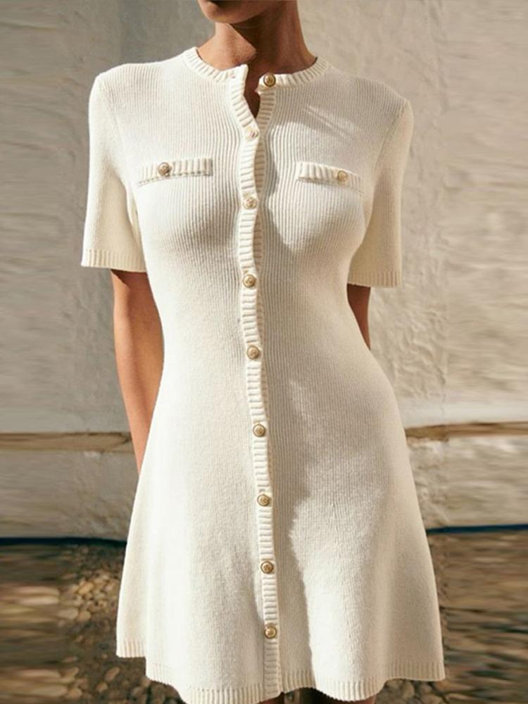 Pletené jednořadé letní falešné kapsy s výstřihem do O-kroju, krátké rukávy, áčkové bílé kancelářské minišaty