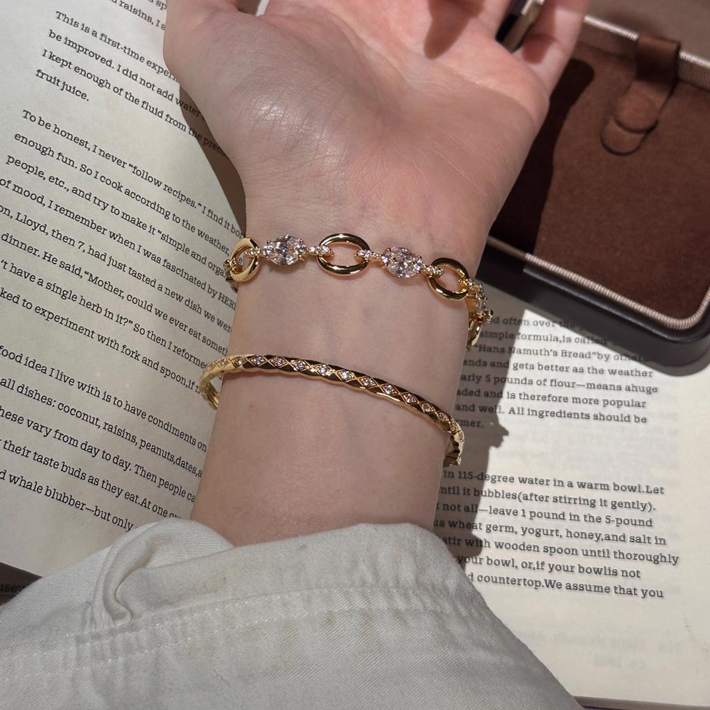 Inspiration Design Glossy Retro Interlocking Diamonds Inlay Bracelet Light Luxury Stacking Style Bracelet Banquet  Gift