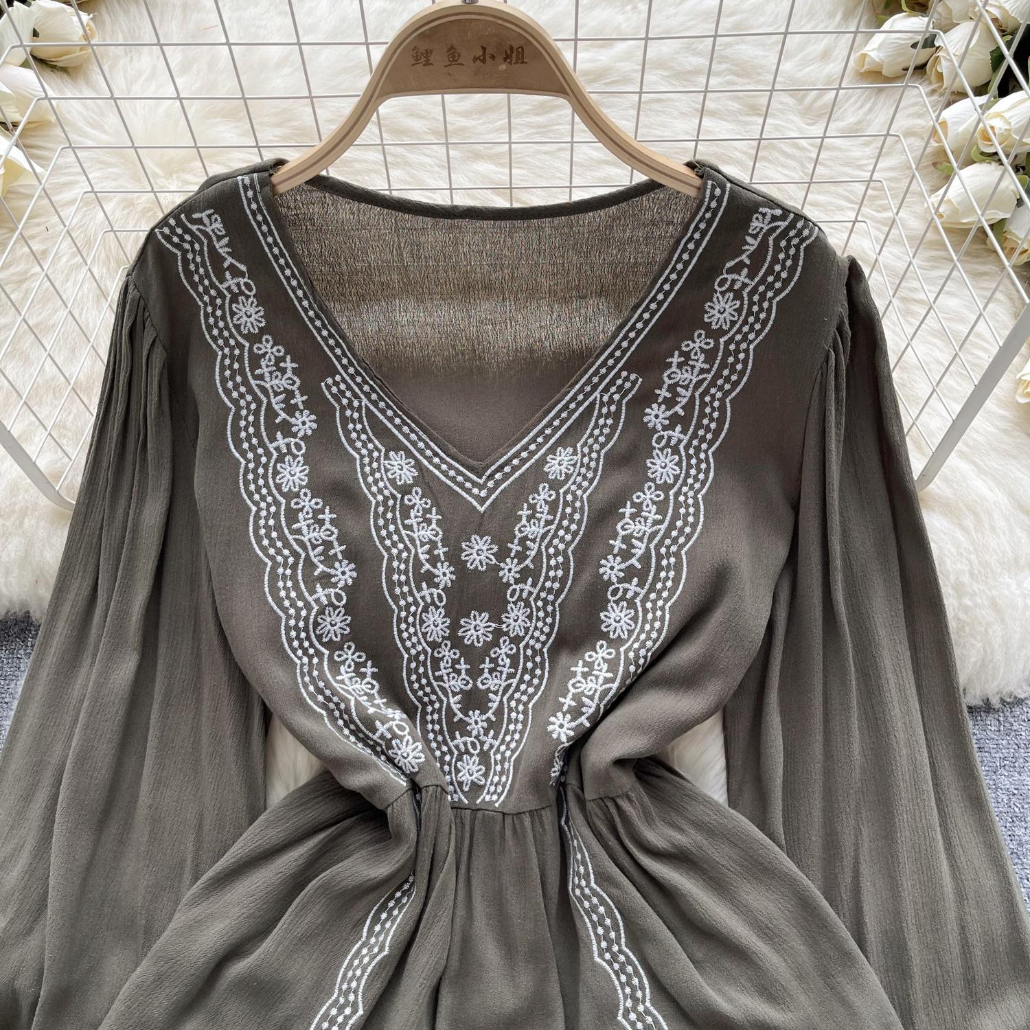 Весенняя свободная блузка с цветочной вышивкой — фото 13