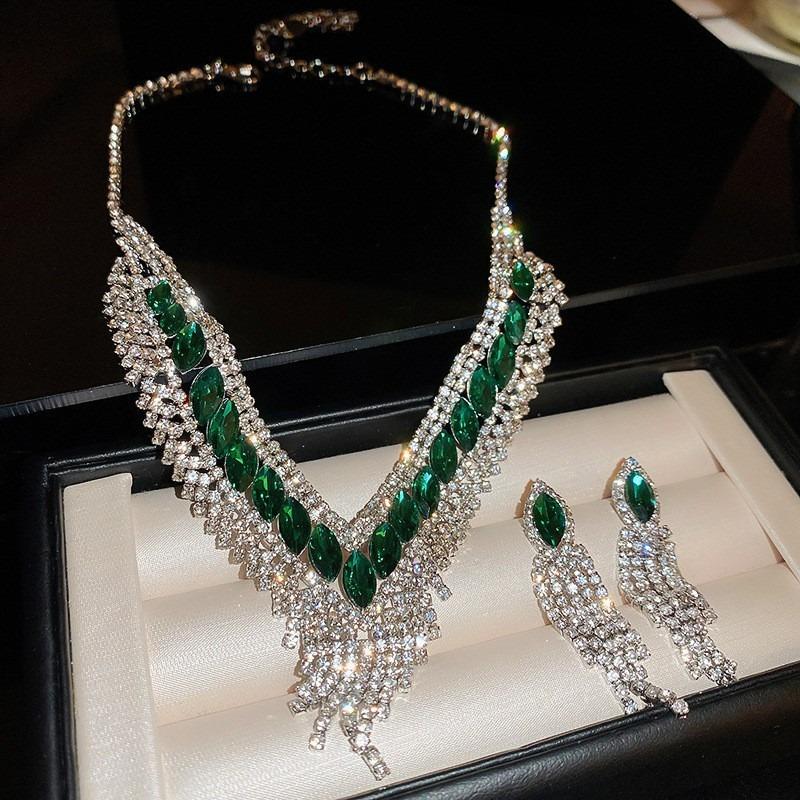 Quadratisches Ohrstecker- und Halsketten-Set mit Diamanten - ein schickes, luxuriöses und hochwertiges zweiteiliges Set mit exquisiter Eleganz