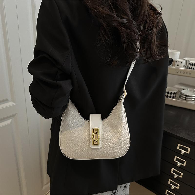 Solid color design straw pattern new spring and summer texture fashionable large capacity shoulder underarm crescent women's bag
