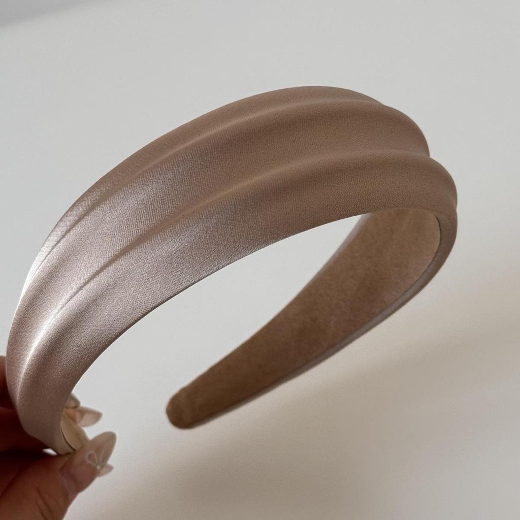 Elegant Embossed Satin Headband: Versatile Wide-Edge Hair Accessory for a High-End Feel