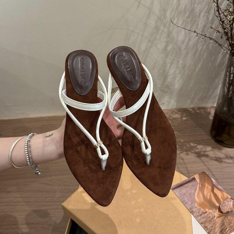 

Pointed French wedge heel retro cool slippers women s outer wear 2025 summer new niche toe strap Roman sandals 40