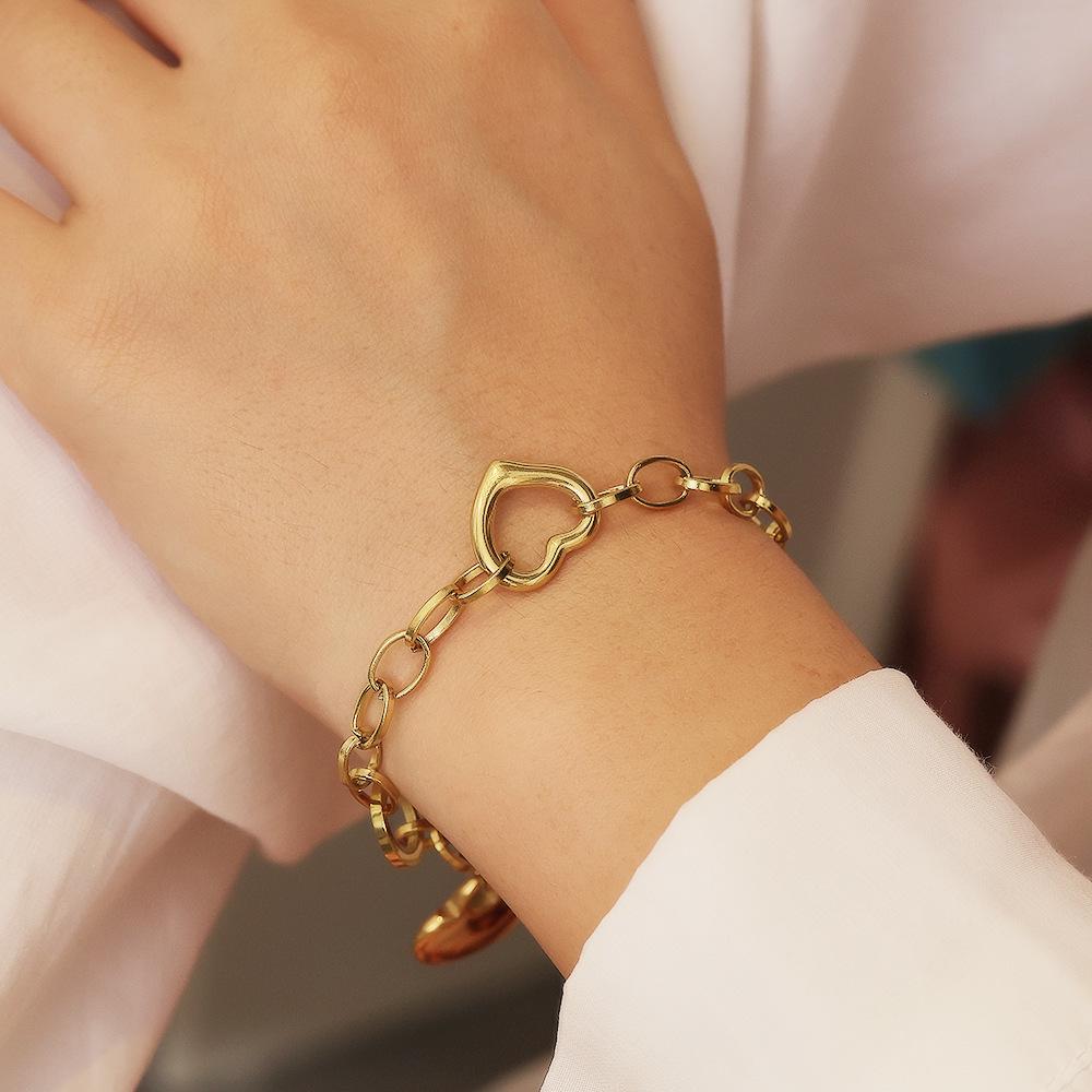 Fashion Heart-Shaped Titanium Steel Bracelet: Niche Design, Thick, Simple Stainless Steel Love Heart Women's Bracelet.