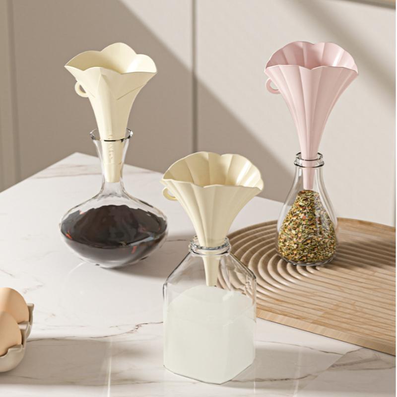 Collapsible Silicone Kitchen Funnel Food Grade Oil Filling Flower Pourer Container for Seamless Liquid Transfer