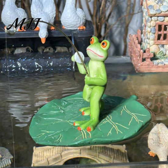 Miniature Lotus Leaf Statue Floating Frog Statue, Fishing Figurine, Cute Resin Water Decoration Ornament for Fish Tank Aquarium Garden Pond