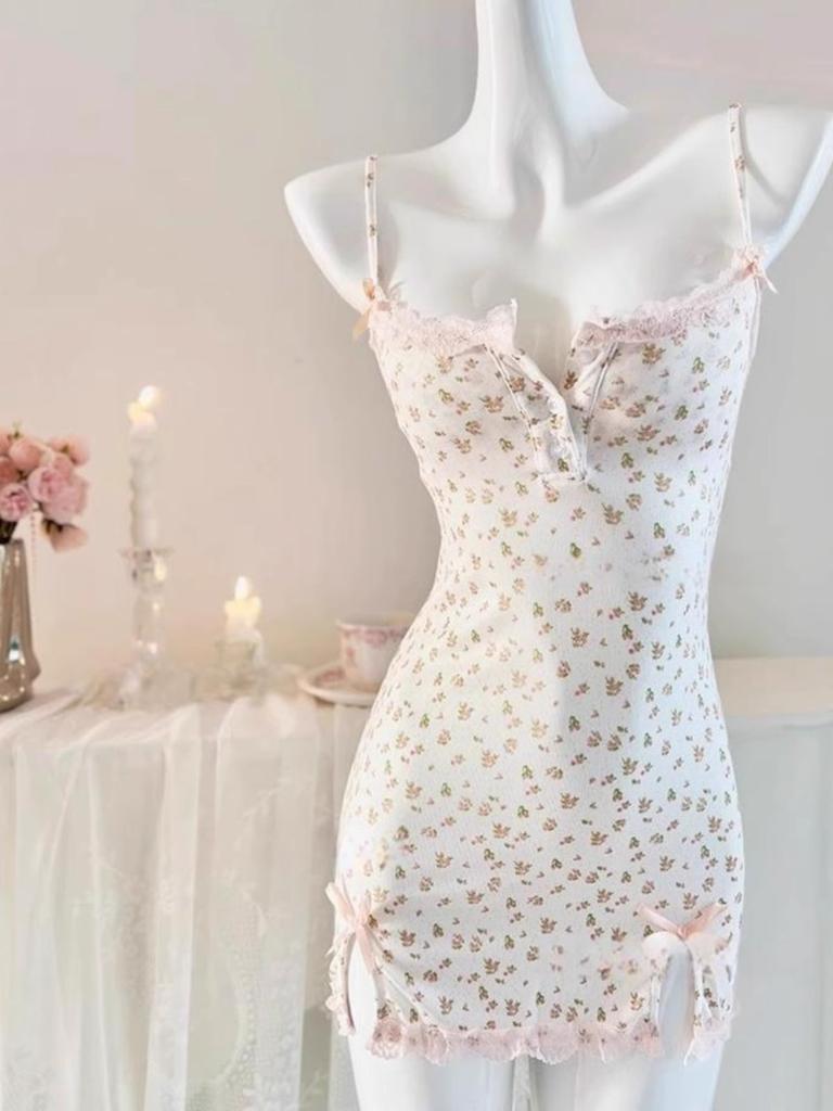 Sweet and spicy pure desire to wrap the buttocks and look thin, suspender nightdress, pajama with chest pad, small floral slim-fitting short skirt
