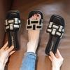 Französische High-End-Cool-Slipper mit flachem Boden für Damen-Sommerbekleidung 2025 neue vielseitige Strand-Sandalen mit dicker Sohle und weicher Sohle für Damen