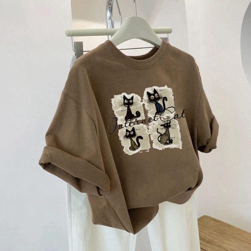 

Жіноча оливково-зелена футболка з принтом мультяшного кота, вільний топ з підкоченими манжетами, круглий виріз, повсякденний L коричневий