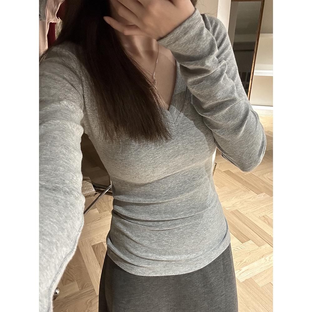 Korean Style Spicy V-neck Slimming Long Sleeve T-shirt for Women - Flattering, Age-Reducing Base Layer for Spring, Autumn, Winter.