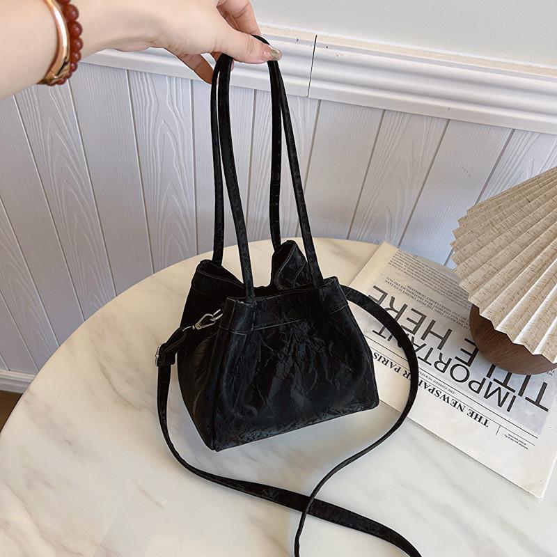 Chic Spring 2024 Fashion Underarm Bag Stylish Commuter Crossbody Bucket Bag For Women