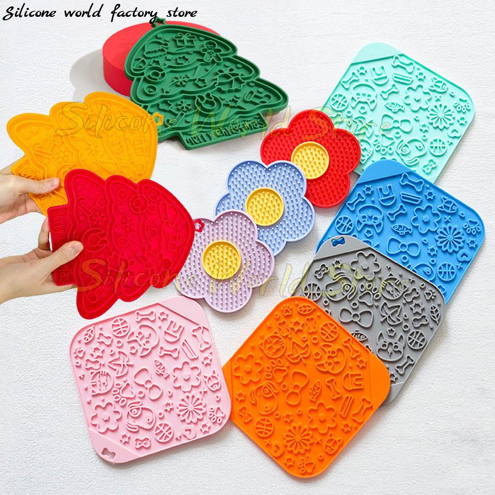 SW Forme de Fleur Sapin de Noël Silicone Tapis de Léchage pour Animaux Chats Chiens Assiette Alimentation Lente pour Animaux Ventouses Aliments Entraînement Tapis Distributeur Bol