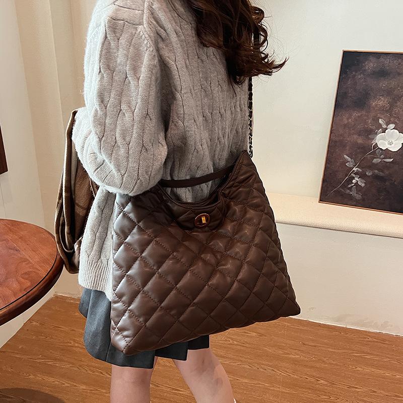 

Xiaoxiangfeng rhombus chain bag women s 2025 new armpit bag portable messenger bag small bag 36*11*35