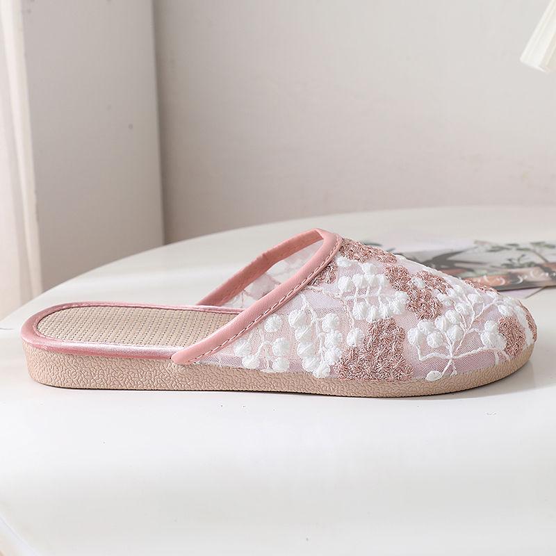 Sommer-Zehensandalen mit Zehenkappen und Halbschuhe für Damen, Tragen von Damensandalen und bestickte Damenschuhe