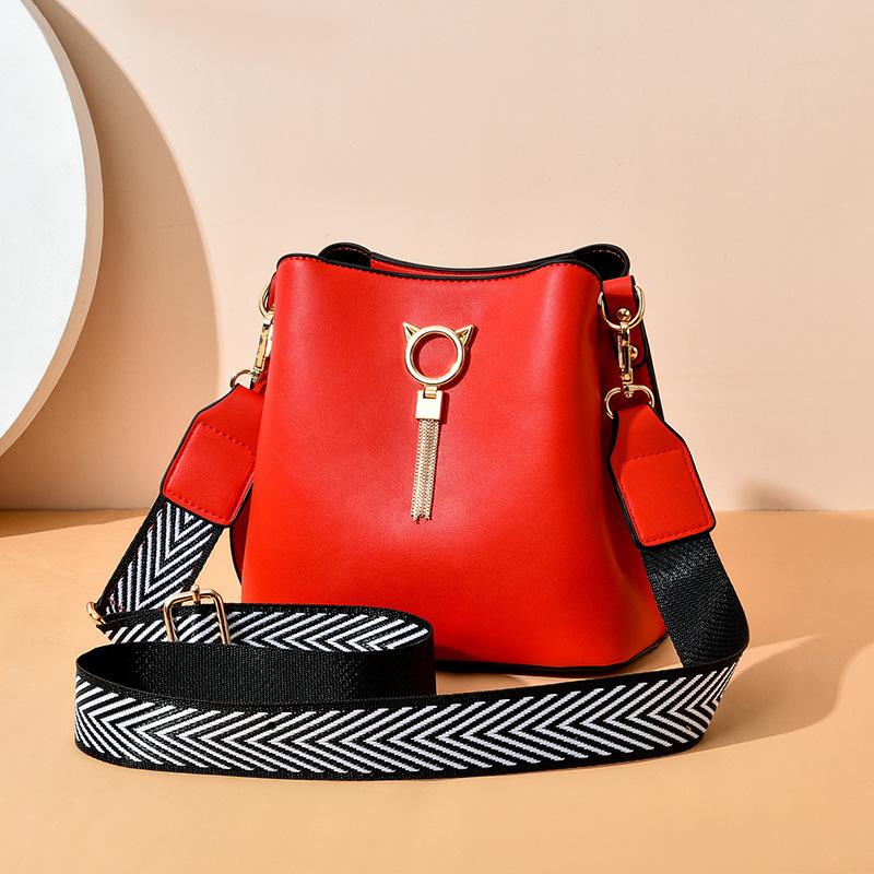 Bag Women's 2025 New Women's Large Capacity Trendy Elegant Foreign Style Shoulder Bag Simple Texture Crossbody Bag