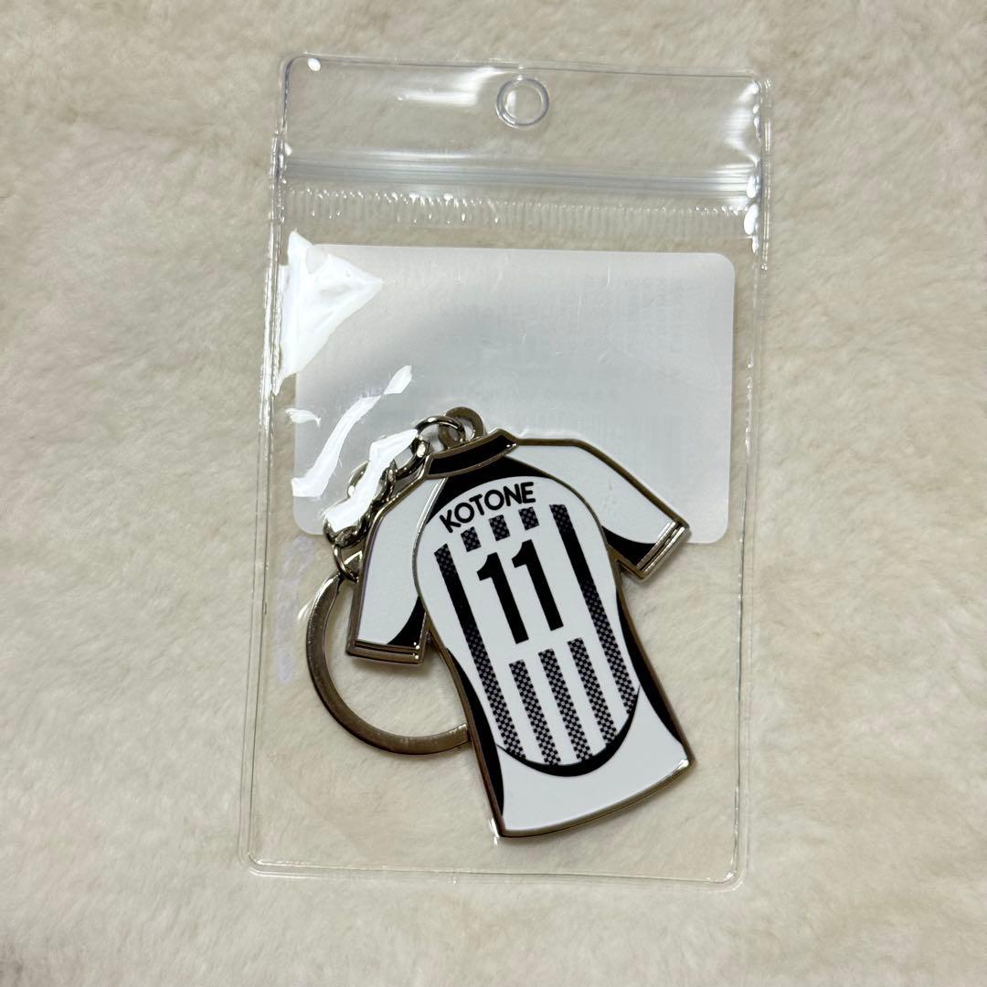 

[USED] tripleS x Over The Pitch Key Ring Kotone