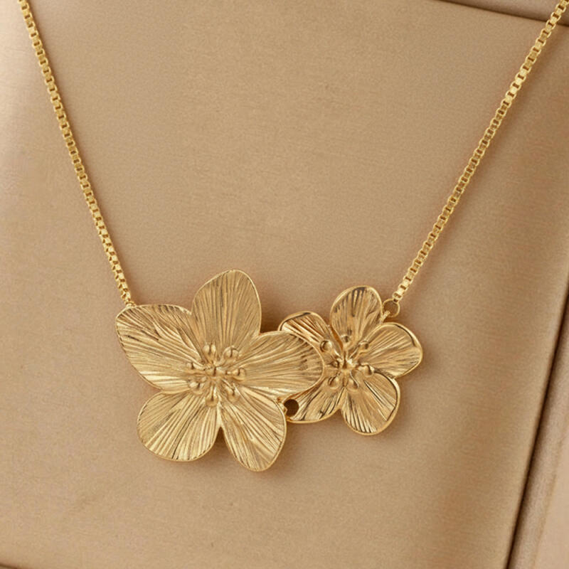 Stainless Steel Fashionable Large Flowers Necklaces for Women Ladies Classic No Fading Collarbone Necklaces Charm Jewelry Gifts