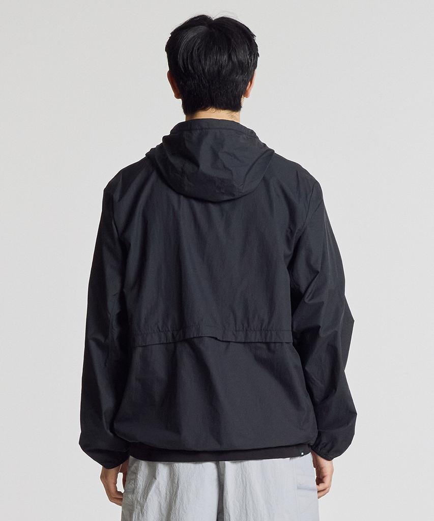 New Balance Nbnag21503 / Uni Air Ultraleichte Kapuzen-Windjacke (Schwarz)