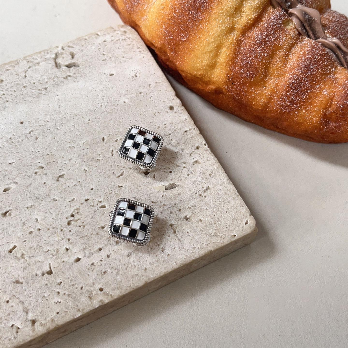 

Серьги-пусеты из стерлингового серебра 925 пробы в корейском стиле «Шахматная доска» - Роскошь высокого класса, Уникальный дизайн для женщин 925 Sterling Silver