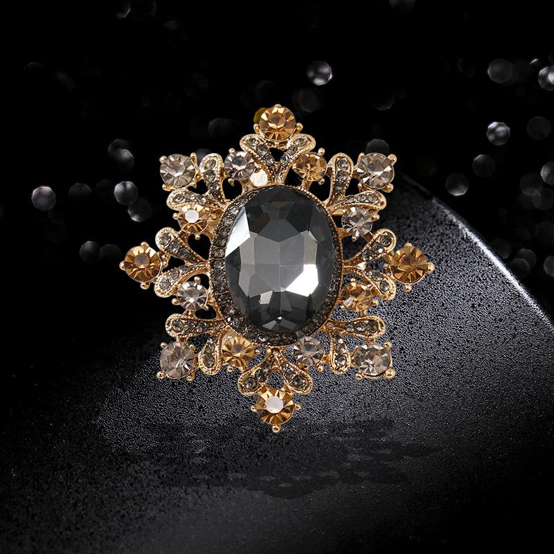Elegant Retro Crystal Floral Brooches: European & American Vintage-Style Gilded Pins for Women.