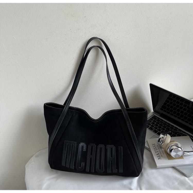 Retro premium texture matte bucket bag women s 2025 new large-capacity letter commuter shoulder bag commuter bag