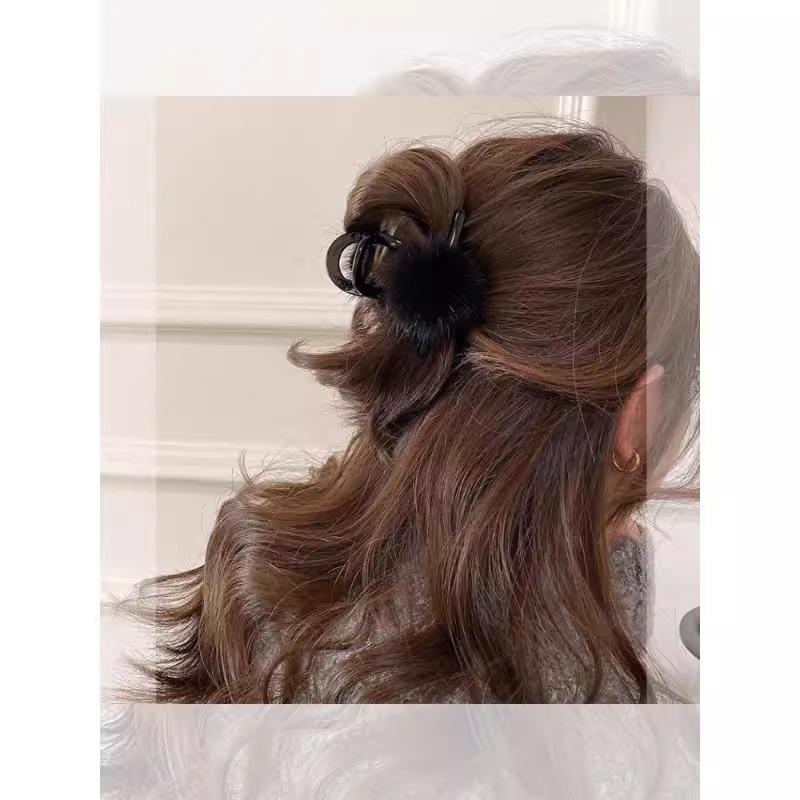 Retro Chic Hairball Claw Clip: Women's Updo Hairpin, Light Luxury Autumn/Winter Style