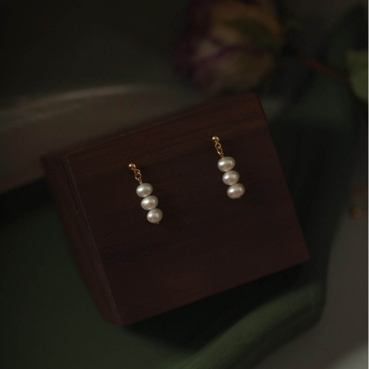 ING temperament natural freshwater strong light pearl mosquito coil disc no hole earclip earrings simple three beads simple beauty 925 silver needle natural freshwater pearl 4-5mm