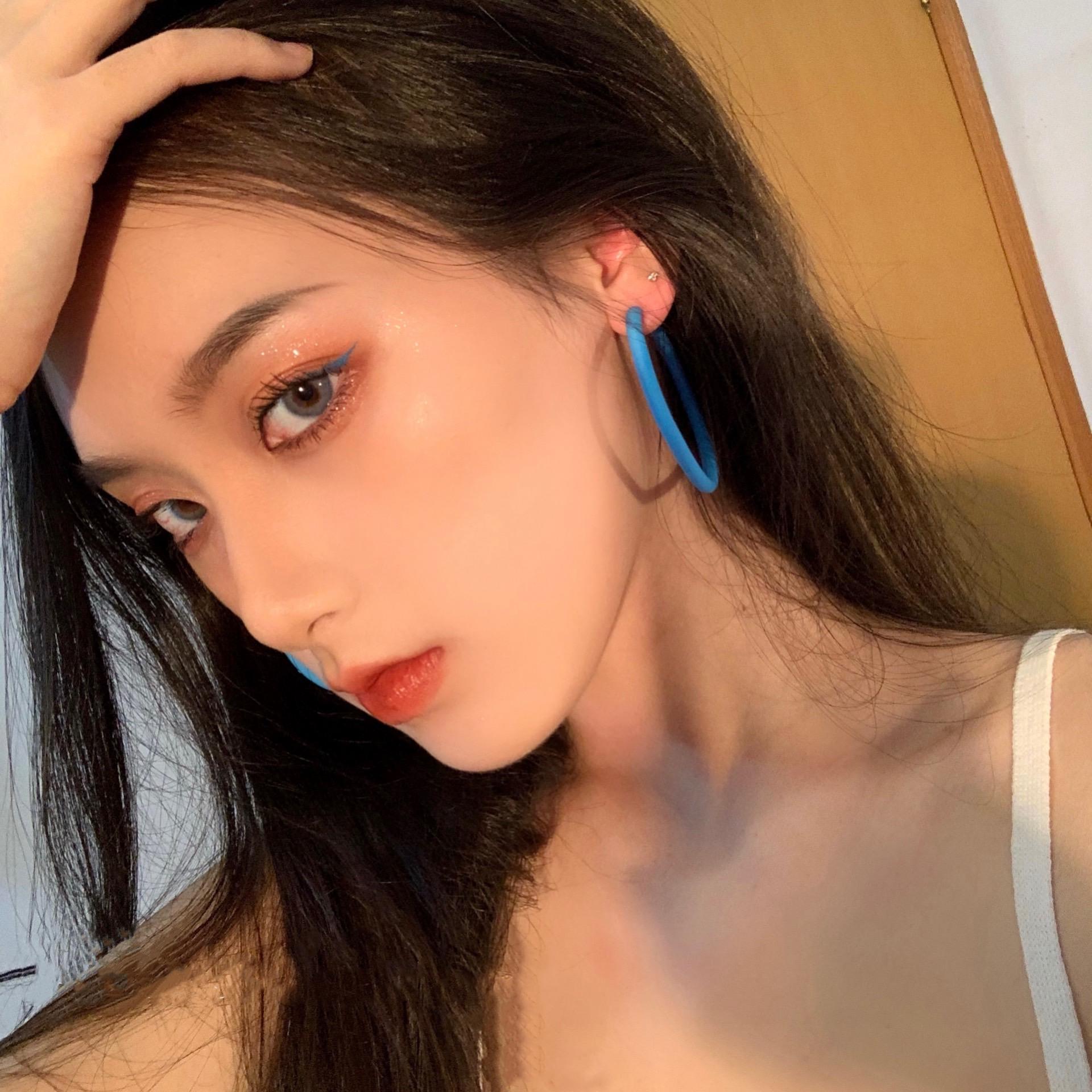 

Трендові корейські сережки-кільця з кольоровими вставками для жінок – сміливий, сучасний стиль синій