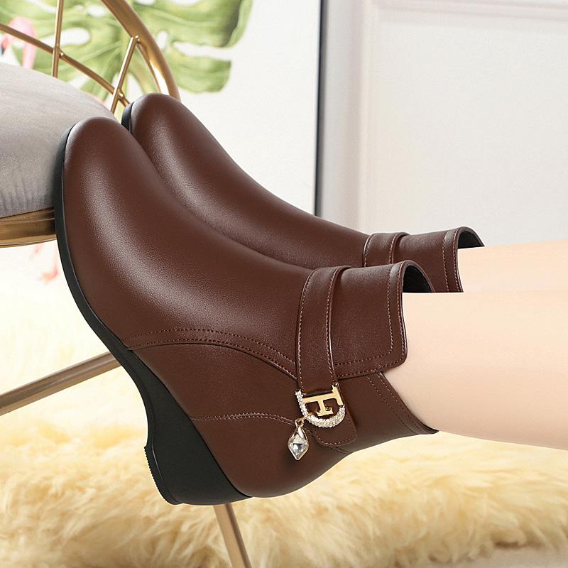 Flat mother shoes cotton shoes, new autumn and winter short boots    and elderly women's shoes velvet leather shoes warm Martin boots