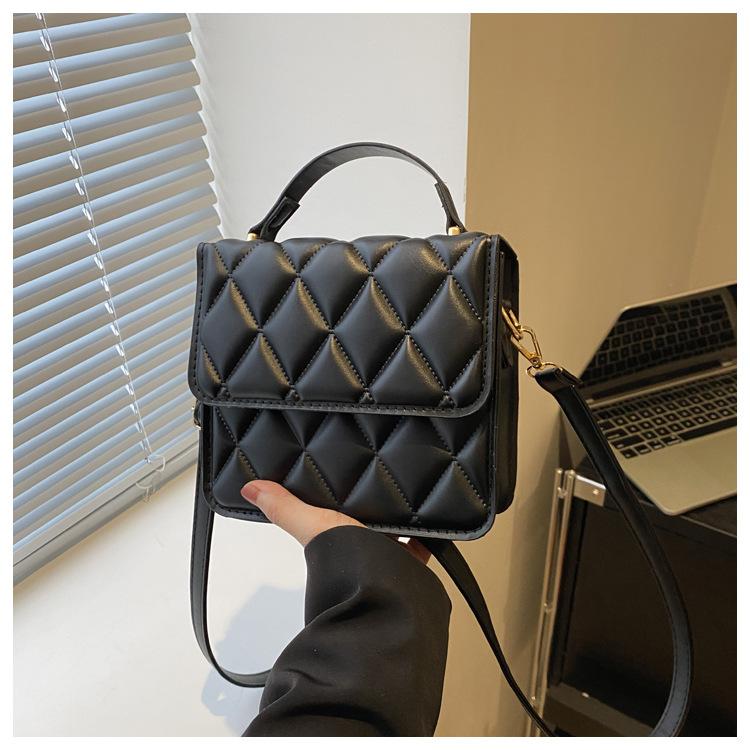 

Rhombus embroidery thread handbag bag women s new texture flip small square bag solid color temperament shoulder messenger bag women s bag tide чорний