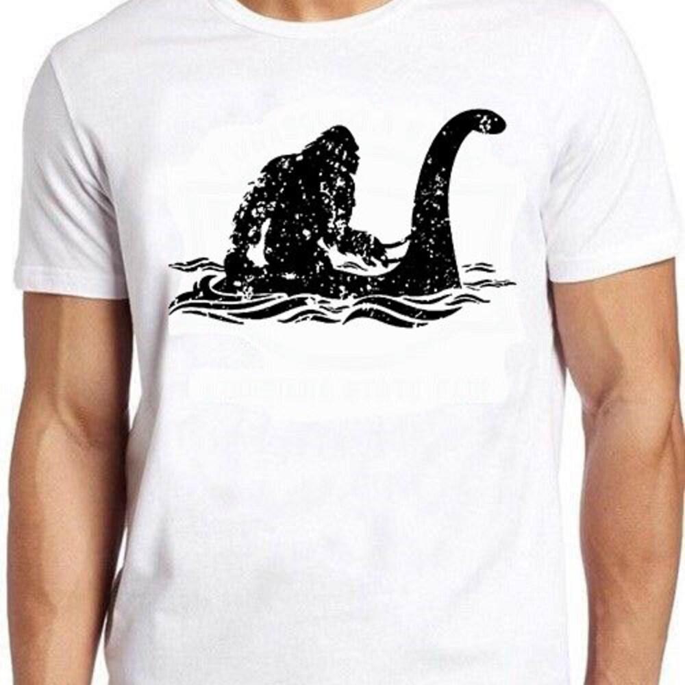 

Футболка из 100% хлопка плотностью 230 г/м2 с изображением снежного человека, ездящего верхом на лохнесском чудовище, забавная футболка с мемом, подарочная футболка для геймера, культового фильма, музыкальная футболка 716 XS белый