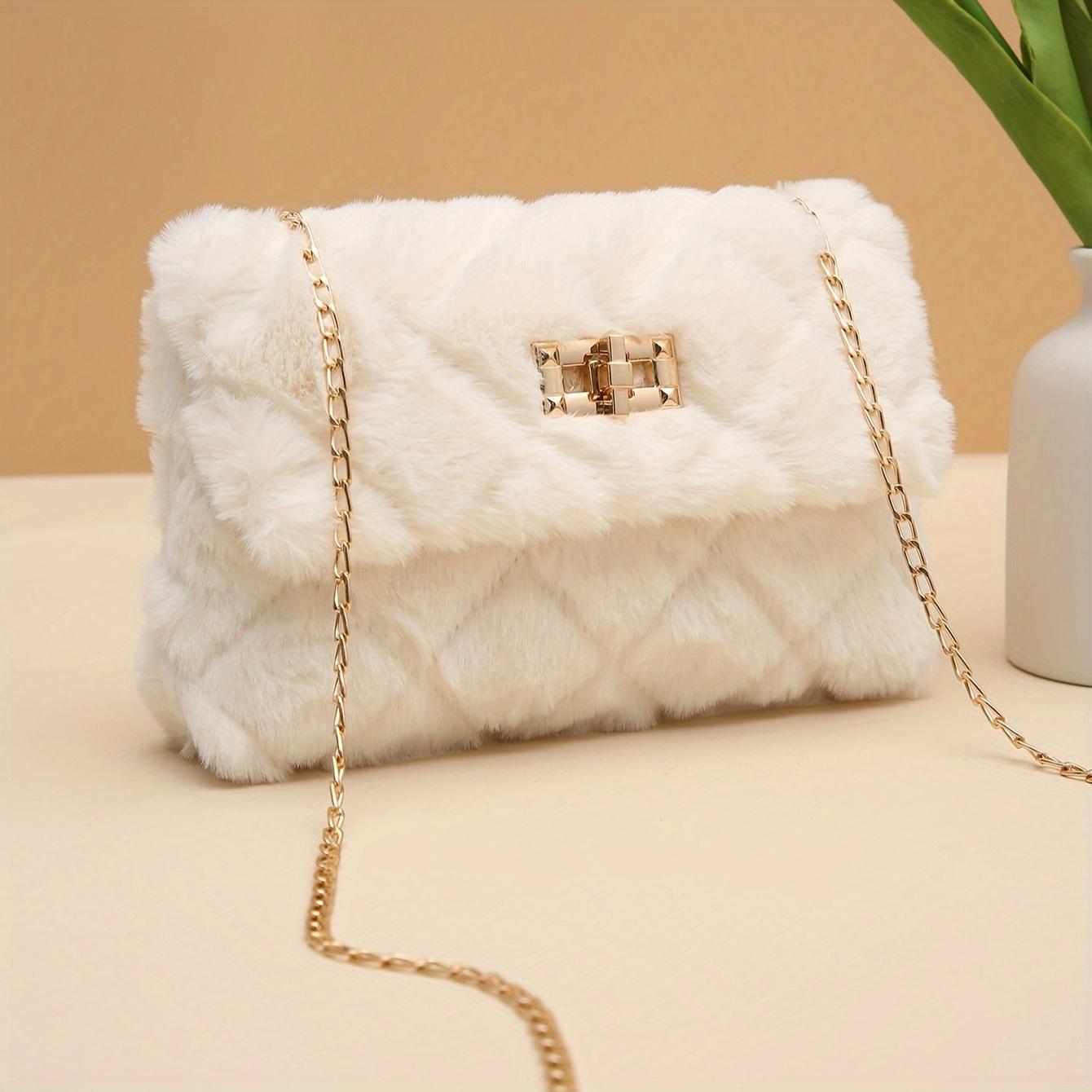 

Легкая повседневная сумка кроссбоди из искусственного меха с цепочкой и застежкой-турникетом. Пушистая мягкая сумка-мессенджер через плечо. Съемный ремешок и нейлоновая подкладка. белый