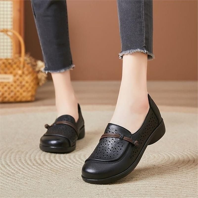 

2025 new middle-aged and elderly soft-soled mother shoes summer breathable non-slip hollow hole shoes sandals elderly shoes versatile 40