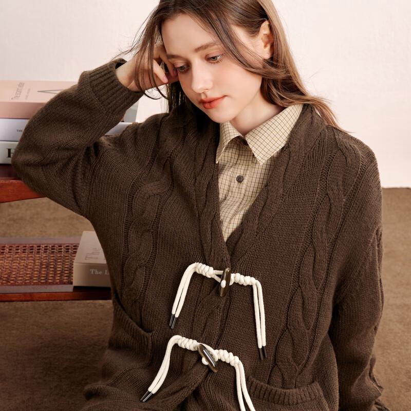 

Женский вязаный кардиган на пуговицах-тоглах с V-образным вырезом Ledin S