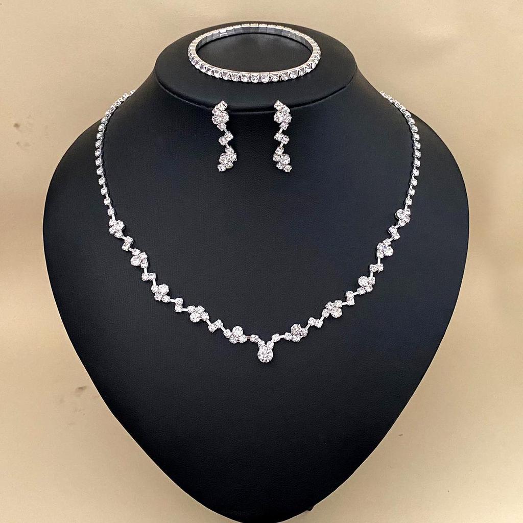 Elegant Rhinestone Tassel Jewelry Set: Necklace, Earrings, Bracelet – Perfect for Bridal or Banquet Wear