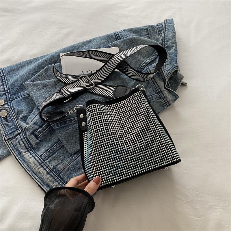 

Autumn bucket bag, foreign style and beauty, personalized fashion bag 2025 new niche design, shoulder messenger bag, bag різнокольоровий