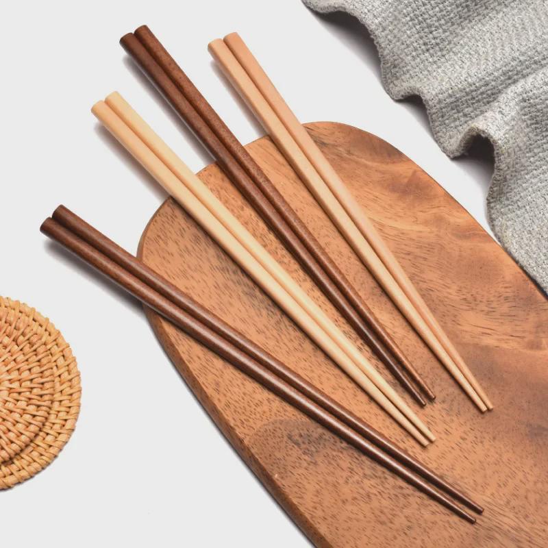 Japanische Essstäbchen aus Holz mit Gravur – ideal für Zuhause und Hotels, perfekt zum Kochen und für Sushi.