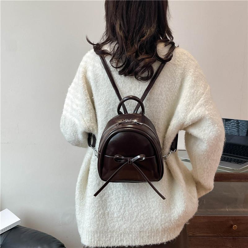 

Женская сумка ниша 2025 новый тренд мода простая текстура универсальный повседневный рюкзак для поездок на работу 20*9*18 кофейный