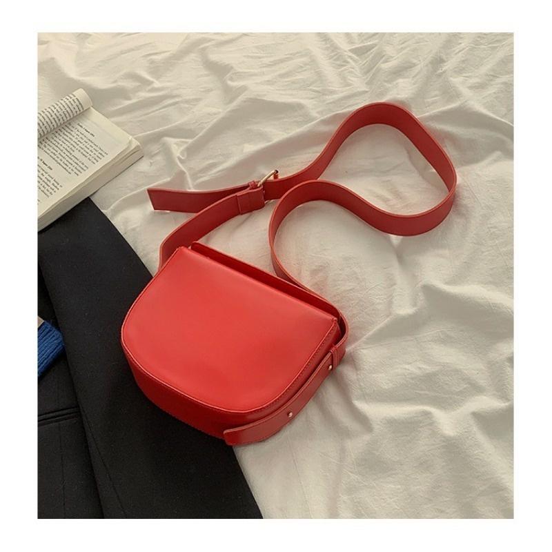 IELGY women's red PU bag, fashionable retro saddle bag
