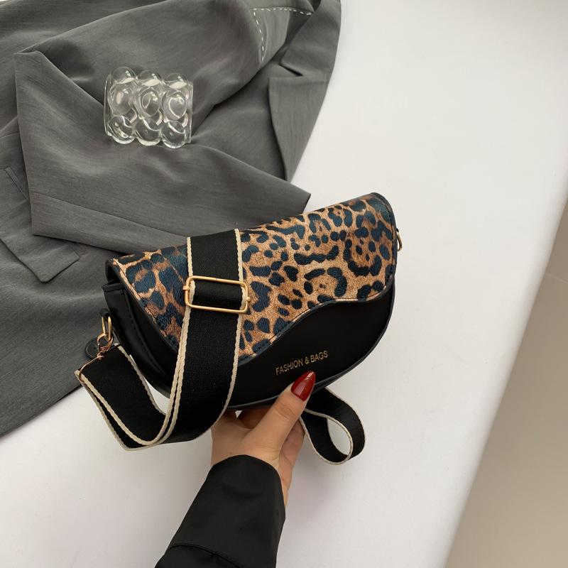 

Retro high-end texture temperament women s bag, new popular versatile messenger bag, fashionable one-shoulder underarm saddle bag