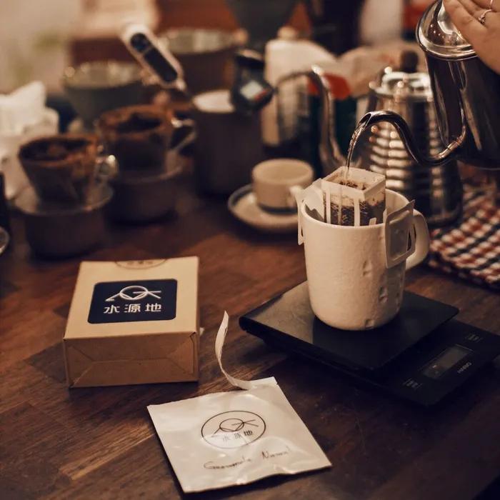 Snadno pitelná káva typu immersion-type drip bag ze zdroje