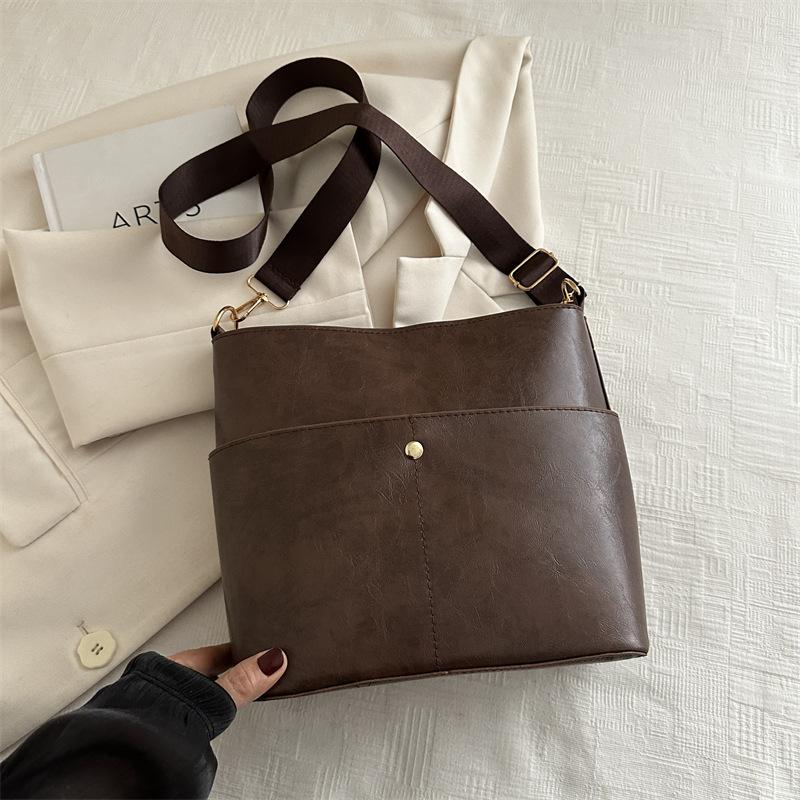 

Тренд весны 2025 года, новая сумка через плечо от интернет-знаменитости, женская, корейская версия, ретро, для работы, большая вместимость, студенческая сумка-тоут, тренд коричневый