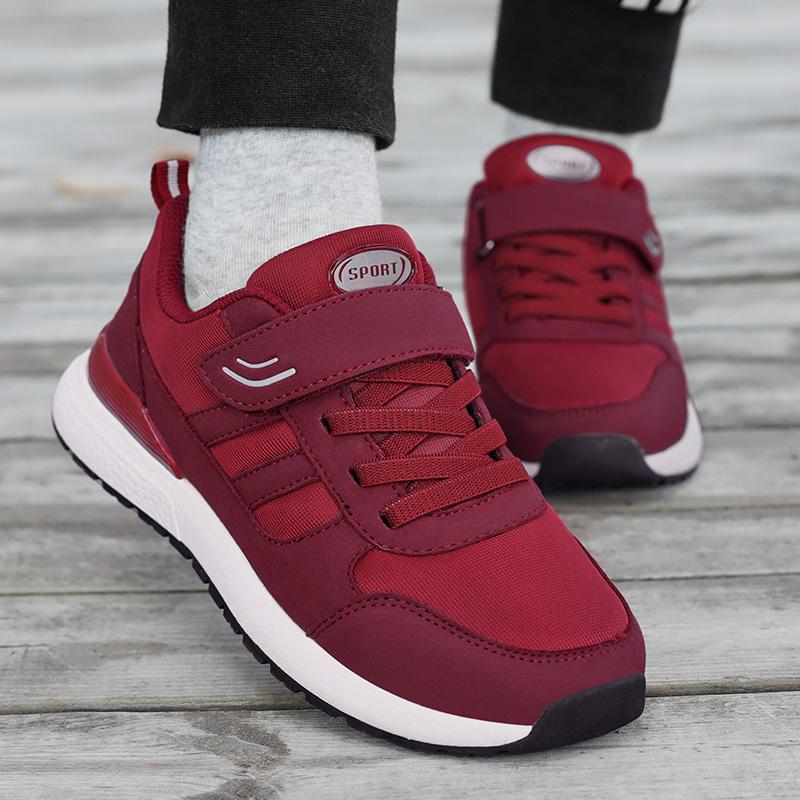 The new models in the shoes are soft-soled sports, spring and autumn models are not tired of feet in summer