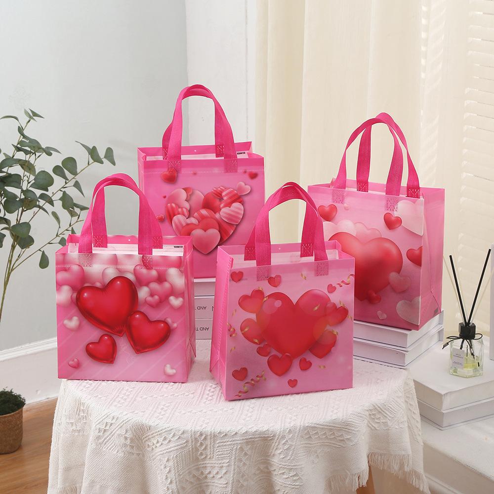 

4pcs random pattern Non woven heart-shaped pattern tote bag, reusable gift bag, durable material, heart-shaped print