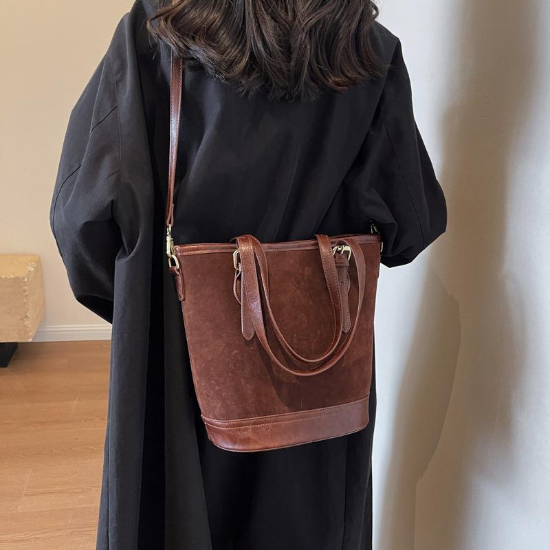 

Commuting Versatile Underarm Large Capacity Bucket Bag Women s 2025 New Solid Color Retro Premium Shoulder Bag 29*15*26 коричневый