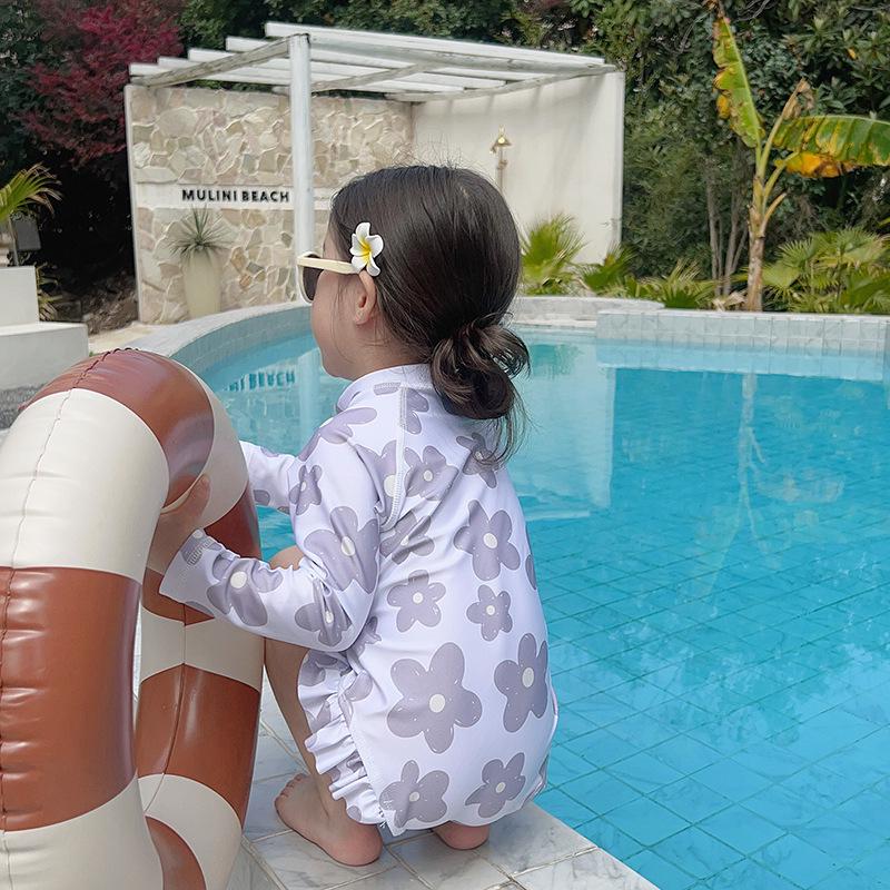 Costum de baie pentru fete alb-murdar cu flori, cu mâneci lungi - Protecție solară dintr-o singură piesă